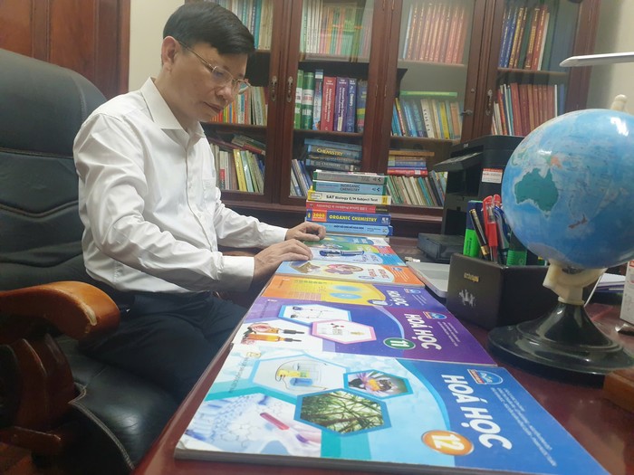 Phó Giáo sư, Tiến sĩ, Nhà giáo ưu tú Cao Cự Giác - Tổng Chủ biên kiêm Chủ biên sách giáo khoa Khoa học tự nhiên (lớp 6, 7, 8 ,9 ) và sách giáo khoa Hóa học (lớp 10, 11, 12), bộ sách Chân trời sáng tạo của Nhà xuất bản Giáo dục Việt Nam. Ảnh: NVCC. ff462f1890f223ac7ae3.jpg