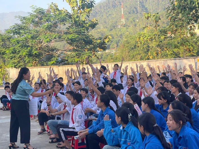 Học sinh tại Trường Phổ thông dân tộc nội trú Trung học cơ sở và Trung học phổ thông huyện Hoàng Su Phì (tỉnh Hà Giang) trong một buổi sinh hoạt ngoại khóa. Ảnh: website nhà trường. hoc-sinh.jpg