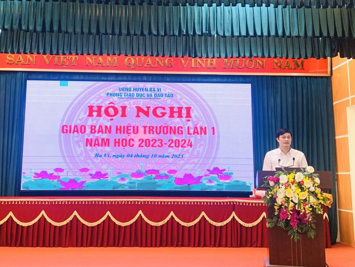 Thầy Phùng Ngọc Oanh - Trưởng phòng Giáo dục và Đào tạo huyện Ba Vì (Hà Nội). Ảnh: website Phòng Giáo dục và Đào tạo